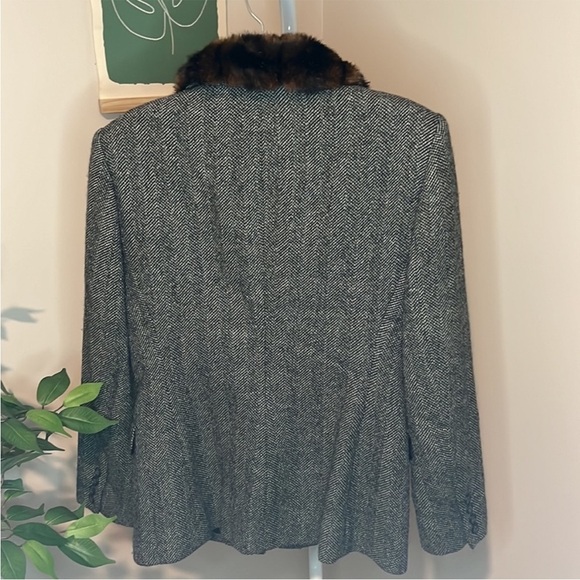 RALPH LAUREN Woman's Silk and Wool blend
coat with faux fur collar size 4 - Picture 6 of 9